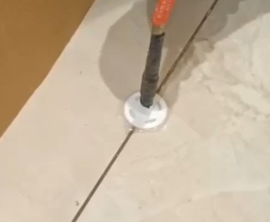 萨嘎瓷砖空鼓维修公司专业解答瓷砖在铺贴过程中，如果没有涂抹均匀到位的粘结材料（如水泥砂浆或瓷砖胶），可能会导致以下问题