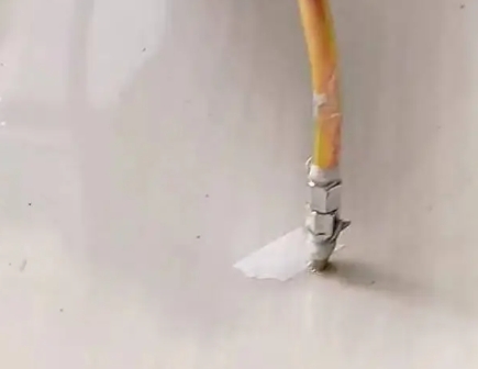 萨嘎瓷砖空鼓维修公司专业解答在瓷砖铺贴过程中，如果使用的砂料过粗（如全部使用了粗砂），可能会导致以下问题
