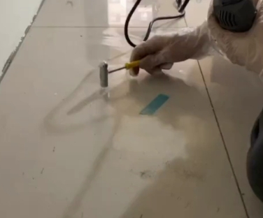 萨嘎瓷砖开裂维修公司专业分享瓷砖在铺贴前如果没有沥干水分，将会导致以下问题