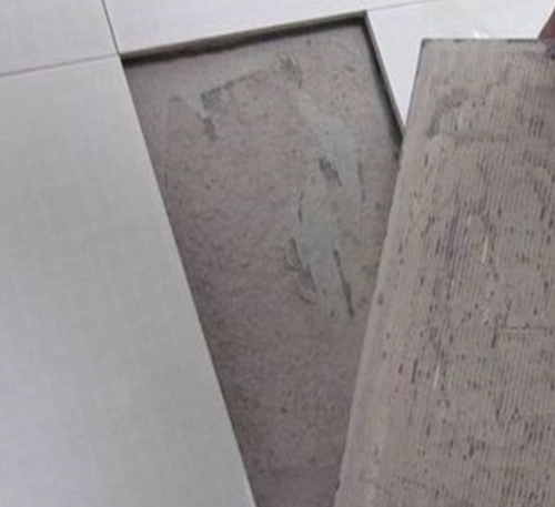 萨嘎瓷砖空鼓维修公司分享瓷砖铺贴时如果打浆（即涂抹在瓷砖背面和基层上的砂浆或瓷砖胶）过少，会带来以下问题